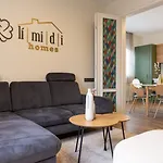 Limidi Homes - Spacious 2-bedroom Centre 大特尔诺沃