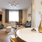 Limidi Homes - Spacious 2-bedroom Centre Apartment