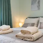 Limidi Homes - Spacious 2-bedroom Centre * 大特尔诺沃