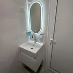 Limidi Homes - Spacious 2-bedroom Centre 大特尔诺沃