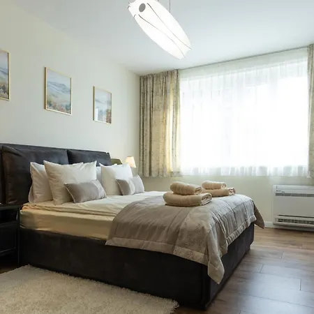 Limidi Homes - Spacious 2-bedroom Centre Lägenhet *