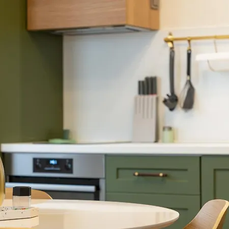 Limidi Homes --- Spacious Two-bedroom In Centre --- Ideal Location For Exploring *