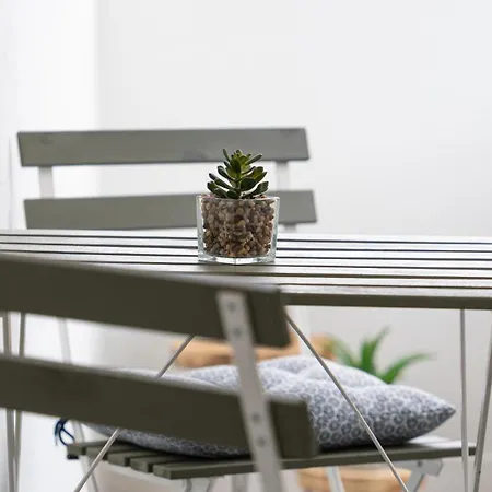 Limidi Homes --- Spacious Two-bedroom In Centre --- Ideal Location For Exploring Апартамент