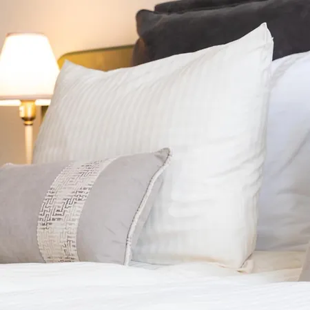 Limidi Homes --- Spacious Two-bedroom In Centre --- Ideal Location For Exploring Апартамент *