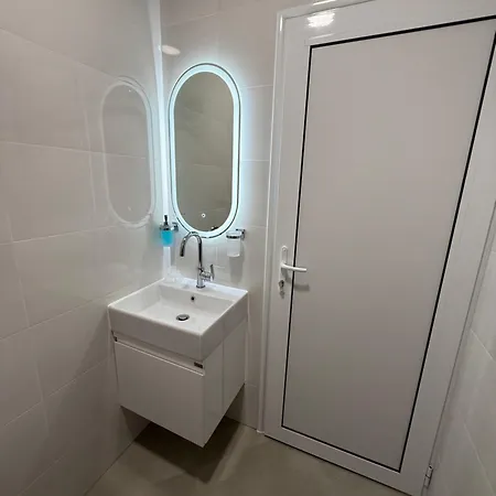 Limidi Homes - Spacious 2-bedroom Centre Lägenhet *