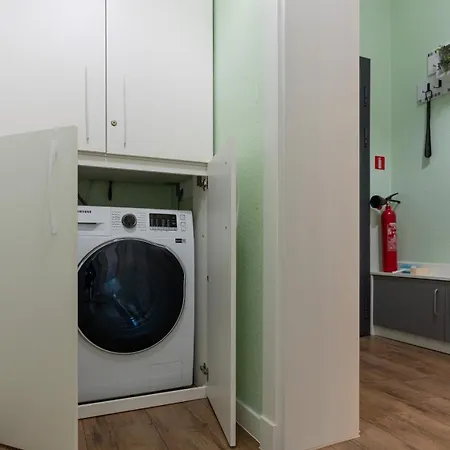 Limidi Homes - Spacious 2-bedroom Centre Lägenhet