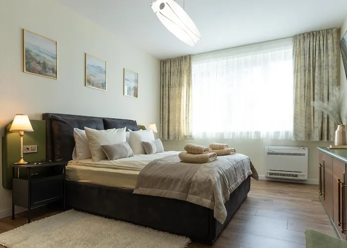 Limidi Homes - Spacious 2-bedroom Centre Apartment *