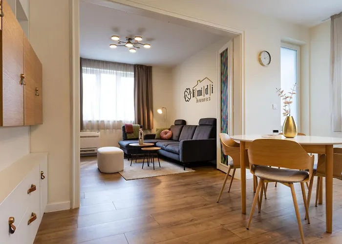 Limidi Homes - Spacious 2-bedroom Centre Apartment