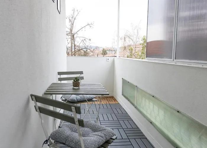 Limidi Homes - Spacious 2-bedroom Centre Apartment *