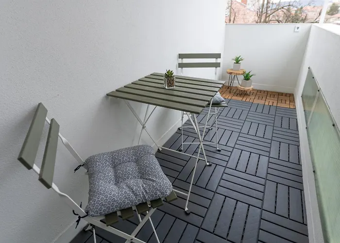 Limidi Homes - Spacious 2-bedroom Centre