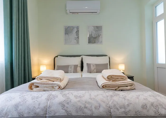 Limidi Homes - Spacious 2-bedroom Centre Apartment *