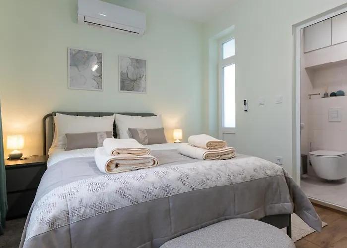 Limidi Homes - Spacious 2-bedroom Centre Apartment