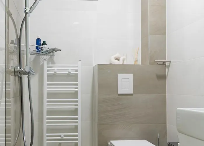 Limidi Homes - Spacious 2-bedroom Centre Apartment