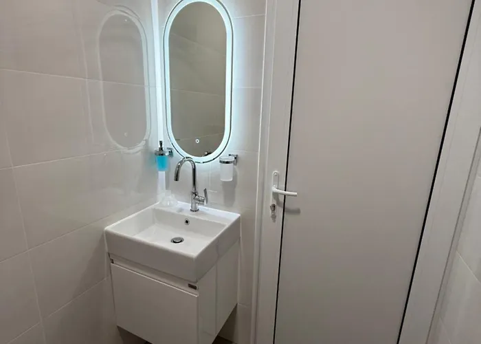 Limidi Homes - Spacious 2-bedroom Centre Apartment *