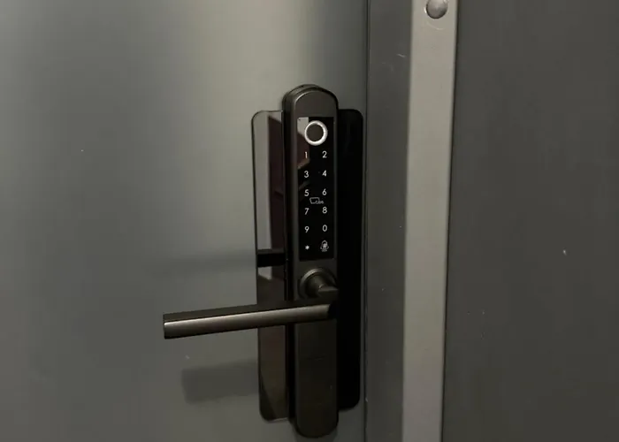 Limidi Homes - Spacious 2-bedroom Centre Apartment